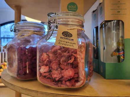 rutaNatur LAden mit einem Angebot an getrockneten Erdbeeren im Glas.