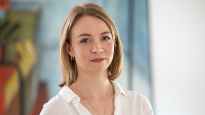Portrait von Claire in weißer Bluse.