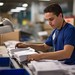 Bei der Post im Verteilzentrum zu arbeiten ist eine Möglichkeit für einen Übergansjob nach dem Studium. (Foto: © Наталья Евтехова/stock.adobe.com)