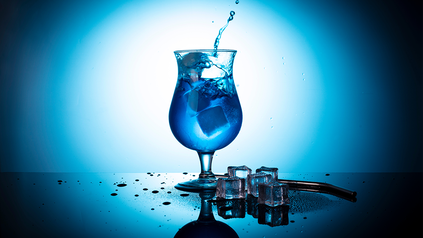 Swimming Pool Cocktail in blauem Licht.