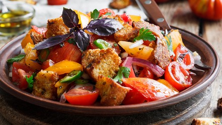 Brotsalat mit Tomaten und Olivenöl (Foto: © stock.adobe.com/yuliiaholovchenko)