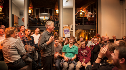 Professor Hadley bei seinem Vortrag in einer Hamburger Bar vor diversen Studierenden.