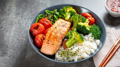 Bowl mit Reis und Lachs in Schüsselchen.