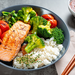 Bowl mit Reis und Lachs in Schüsselchen.