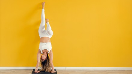 Frau beim Wand Pilates