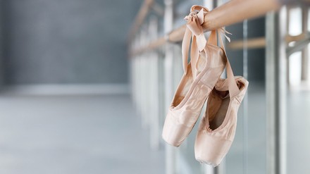 Ballettschuhe über einer Stange hängend