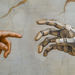 Gemälde mit Menschenhand und Cyborg-Hand.