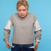Junge Frau zeigt ihre leeren Hosentaschen und guckt hoffnungslos