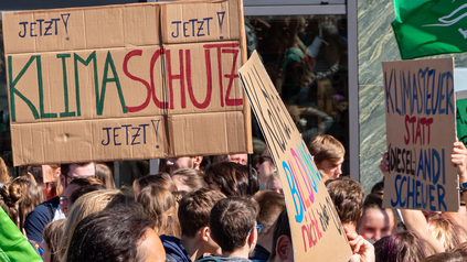 Pappschilder und Menschen auf Klimademo.