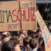 Pappschilder und Menschen auf Klimademo.
