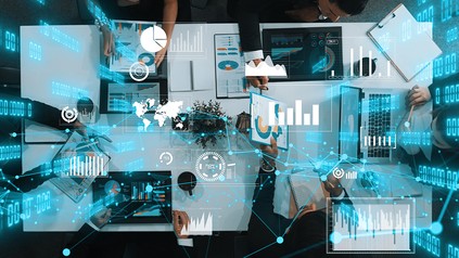 Blick auf einen Arbeitsplatz von oben, mehrere Menschen arbeiten an Pads oder Laptops, das Bild wird überlagert von Grafiken und Tabellen