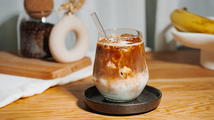 Banana Iced Latte angerichtet im Kaffeeglas.
