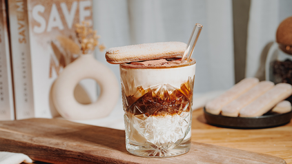 Bild von Tiramisu Iced Latte, angerichtet mit Biskuit.
