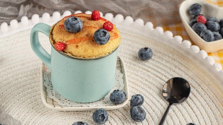 Tassenkuchen mit Heidelbeeren und getrockneten Erdbeeren