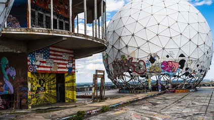 Bild vom Teufelsberg in Berlin bei Tag.