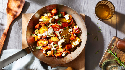 Kartoffel-Kürbis-Feta-Pfanne in einer Pfanne auf einer Küchenzeile hergerichtet.