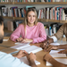 Vier junge Studierende an einem Schreibtisch in der Bibliothek.
