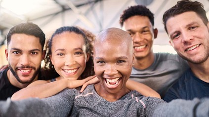 Gruppe Studierender beim Sport, die ein Gruppenselfie machen.