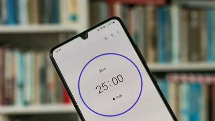 Handytimer mit 25 Minuten, im Hintergrund ein großes Bücherregal