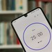 Handytimer mit 25 Minuten, im Hintergrund ein großes Bücherregal