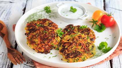 Puffer auf einem Teller angerichtet mit Dip.