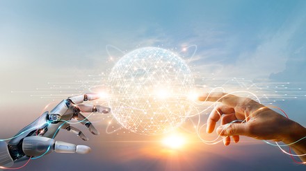 Menschliche Hand und Roboterhand berühren eine leuchtende Kugel als Symbol für Lernen mit K.I.