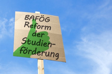 Protestschild fordert Bafög-Reform.