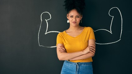 Frau mit entschlossenem Ausdruck und klarer Körpersprache.