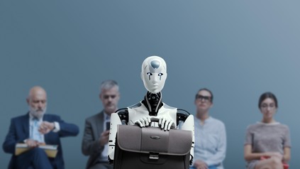Bewerber und humanoider Roboter konkurrieren beim Vorstellungsgespräch.