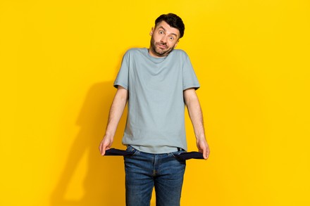 Student zeigt leere Hosentaschen, in denen sich kein Geld befindet.