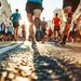 Die Füße von vielen verschiedenen Läufern bei einem Marathon