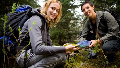 Zwei Studenten waren beim Geocaching erfolgreich.