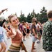 Eine Studentin feiert bei einem Open-Air-Festival vor einer Bühne.