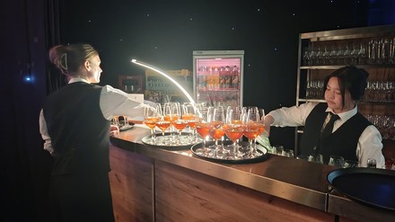 Zwei junge Frauen arbeiten an einer Bar.