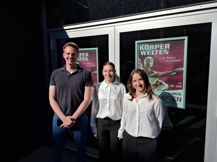 Ein Teil unseres Teams beim Preopening von KÖRPERWELTEN & Der Zyklus des Lebens in Kempten, gemeinsam mit Lars Zeller, Niederlassungsleiter Augsburg