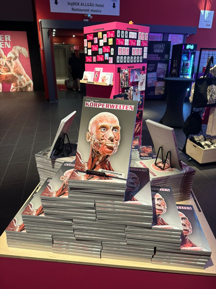 Ein Blick in die Ausstellung mit dem Ausstellungskatalog.
