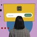 Frau sitzt vor grafisch dargestelltem Bildschirm auf dem ein KI-Chatbot abgebildet ist.