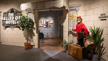 Einblick in die Banksy-Ausstellung in Stuttgart. Eingangstor mit Affe.
