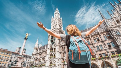 Junge Frau auf dem Marienplatz in München.
