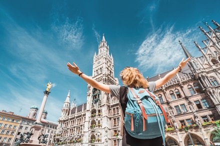 Junge Frau auf dem Marienplatz in München.