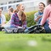 Junge Menschen sitzen auf dem Campus in der Wiese