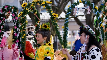 Tanz der Marktfrauen auf dem Viktualienmarkt in München.