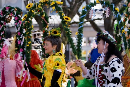 Tanz der Marktfrauen auf dem Viktualienmarkt in München.