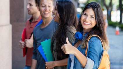 Junge Studentin geht gerne in die Uni