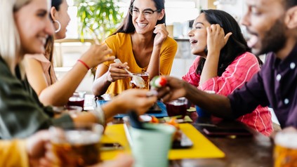 Veganes Restaurant mit Studierenden.
