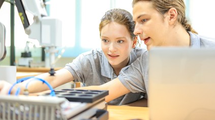 Zwei Studenten arbeiten in einem Tech-Unternehmen.