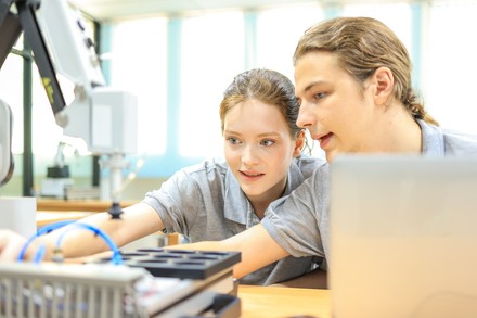 Zwei Studenten arbeiten in einem Tech-Unternehmen.