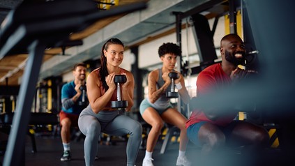 Studierende trainieren gemeinsam im Fitnessstudio