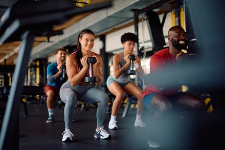 Studierende trainieren gemeinsam im Fitnessstudio