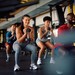 Studierende trainieren gemeinsam im Fitnessstudio